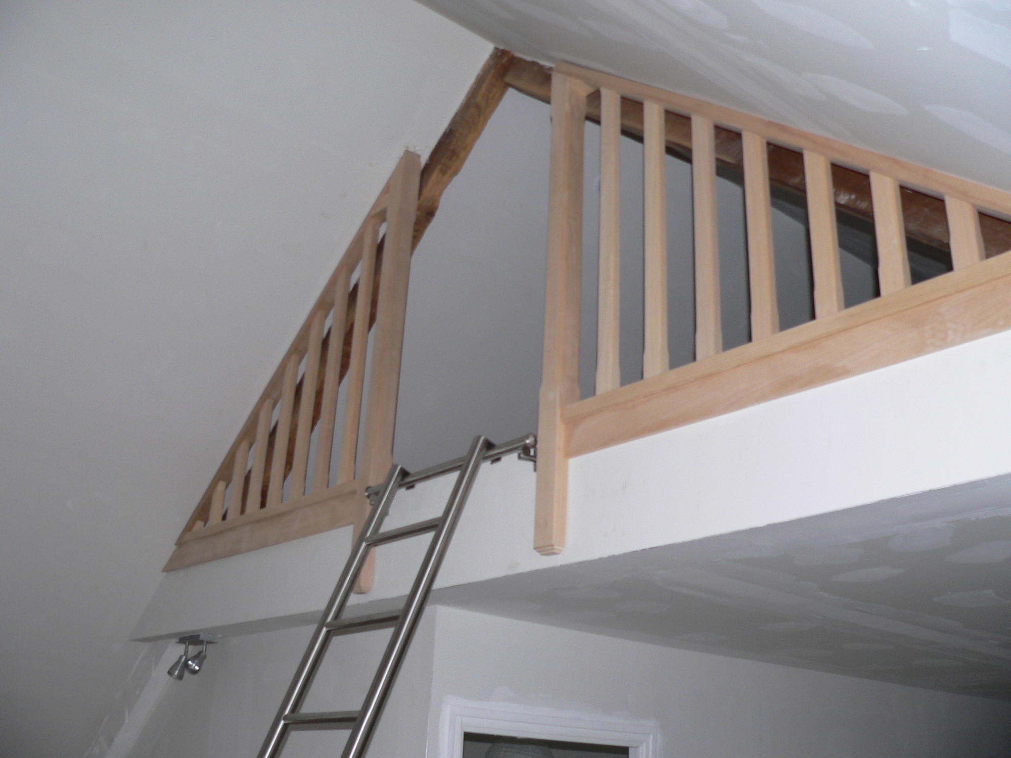 Mezzanine aménagée avec garde corps sur mesure